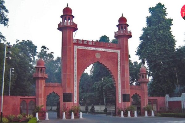 AMU Minority Status सुप्रीम कोर्ट ने AMU अल्पसंख्यक मामले पर पलटा अपना 1967 का फैसला