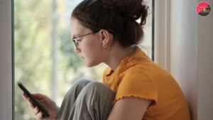 Doomscrolling: The Hidden Digital Habit Draining Your Mind — and How to Stop It 