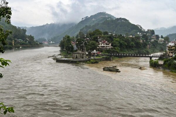 हिमाचल प्रदेश में कुदरत का कहर 2025: बादल फटने, फ्लैश फ्लड और भूस्खलन से तबाही, मंडी बना त्रासदी का केंद्र हिमाचल प्रदेश में कुदरत का कहर
