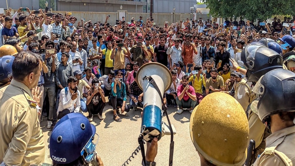 नोएडा में भड़का मजदूरों का गुस्सा: वेतन बढ़ा फिर भी सड़कों पर बवाल, योगी सरकार के सामने बड़ी चुनौती। 