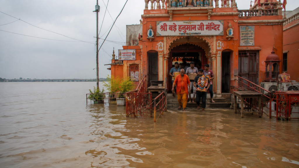 प्रयागराज में बाढ़ के पानी से घिरा लेटे हनुमान जी मंदिर