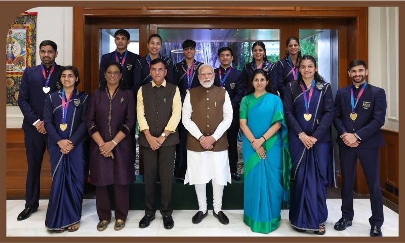 PM Meet With Commonwealth Champion
